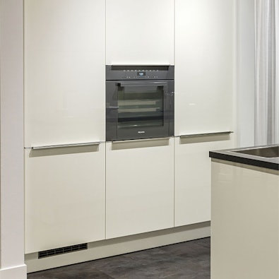 In een nis ingebouwde hoge keukenkast