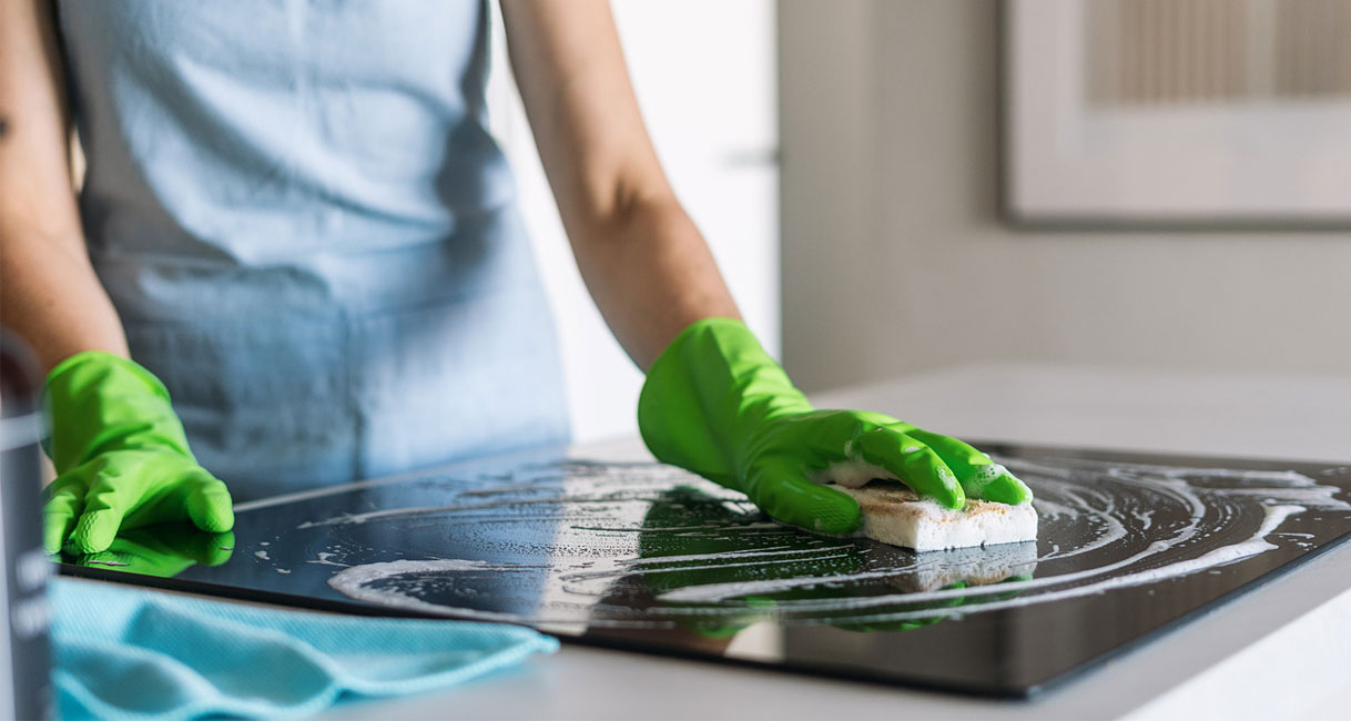 Ingebrande vlekken op inductie kookplaat verwijderen met wonderspons