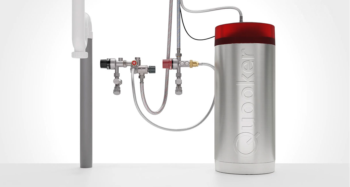 Aansluitschema van een Quooker reservoir met koudwaterleiding, inlaatcombinatie en afvoer voor installatie in het keukenkastje