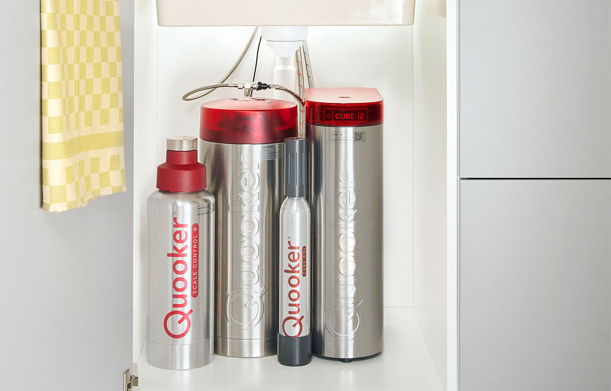Quooker 5-in-1 installatie in keukenkast met COMBI Plus reservoir, CUBE, CO2-cilinder en waterfilter