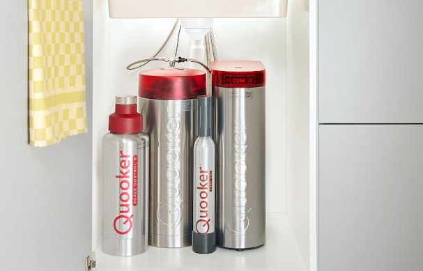 Quooker 5-in-1 installatie in keukenkast met COMBI Plus reservoir, CUBE, CO2-cilinder en waterfilter