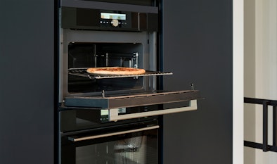 Vier of vijf insteekniveaus voor bakplaten.