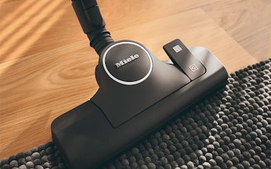 Stofzuiger met variabele zuigkrachtcontrole op laminaat en tapijt voor optimale reiniging zonder beschadiging