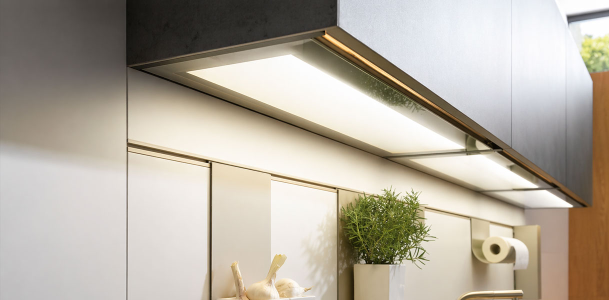LED verlichting onder bovenkast met plant en keukenaccessoires op werkblad