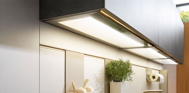 LED verlichting onder bovenkast met plant en keukenaccessoires op werkblad