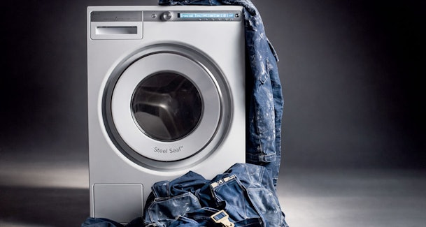 ASKO wasmachine met sterk vervuilde spijkerbroek als voorbeeld van intensieve modus