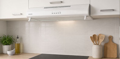 Witte Inventum afzuigkap als subtiele keuze voor een lichte keuken boven een kookplaat