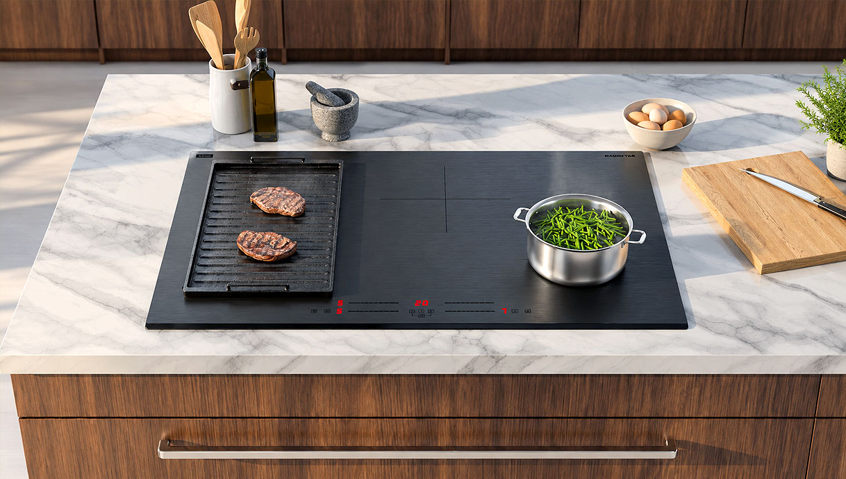Inductie kookplaat met grillplaat en pan sperziebonen op marmeren werkblad