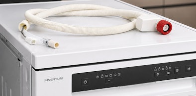 Aquastop aansluiting van een Inventum vaatwasser die de keuken tegen waterschade beschermt