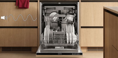 Open Inventum vaatwasser in een keuken met geluidsgolf die het lage geluidsniveau toont