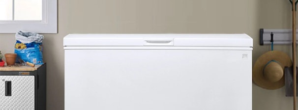 Vrieskist in een schuuromgeving waar temperatuur schommelt en invloed heeft op het energieverbruik.