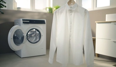 Stoom ontspant kledingvezels in wasmachinetrommel