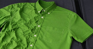 Gekreukeld groen overhemd dat gladgestoomd wordt met Bosch Iron Assist in de Serie 8 droger