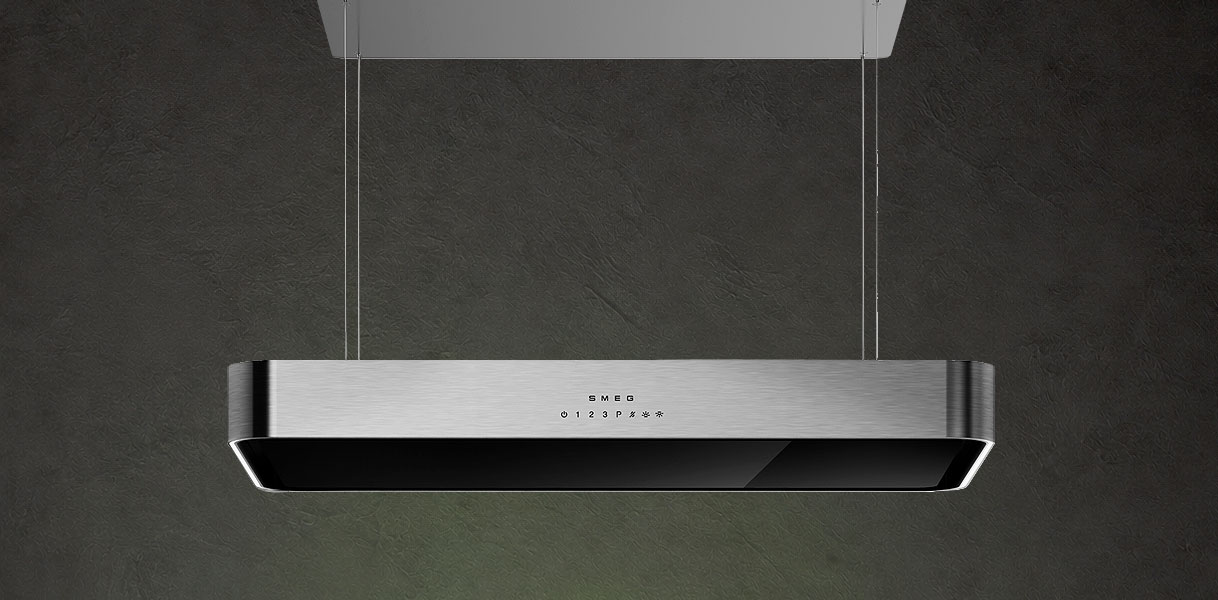 Smeg Isola eilandkap uit de KSLS-serie die boven een kookeiland hangt