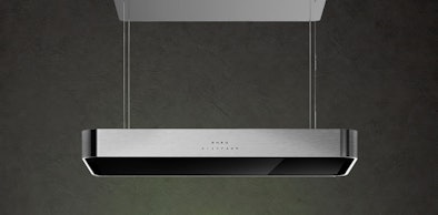 Smeg Isola eilandkap uit de KSLS-serie die boven een kookeiland hangt