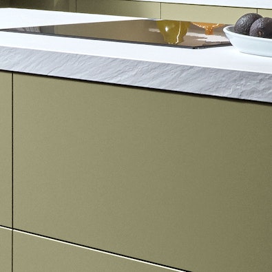 Greeploze jadegroene fronten naast licht werkblad.