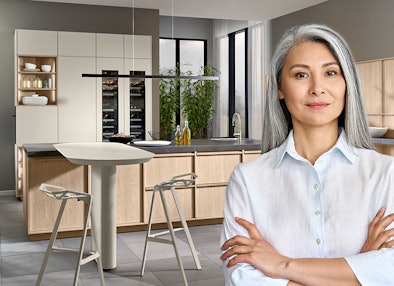 Japandi keuken van Bemmel & Kroon in licht eiken en zandtinten met kookeiland en wijnklimaatkast