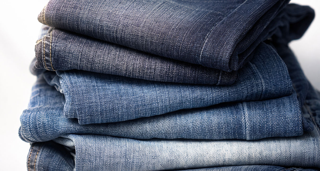 Stapeltje opgevouwen jeans in verschillende blauwtinten voor het denim wasprogramma