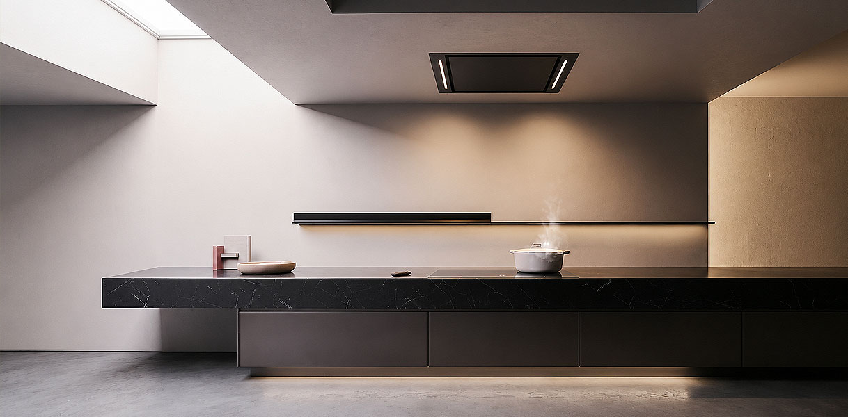 Plafond afzuigkap ver van kookplaat verwijderd in open keuken met pan