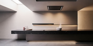 Plafond afzuigkap ver van kookplaat verwijderd in open keuken met pan