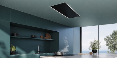 Plafond afzuigkap ingebouwd in plafond zuigt damp af van kookplaat in keuken