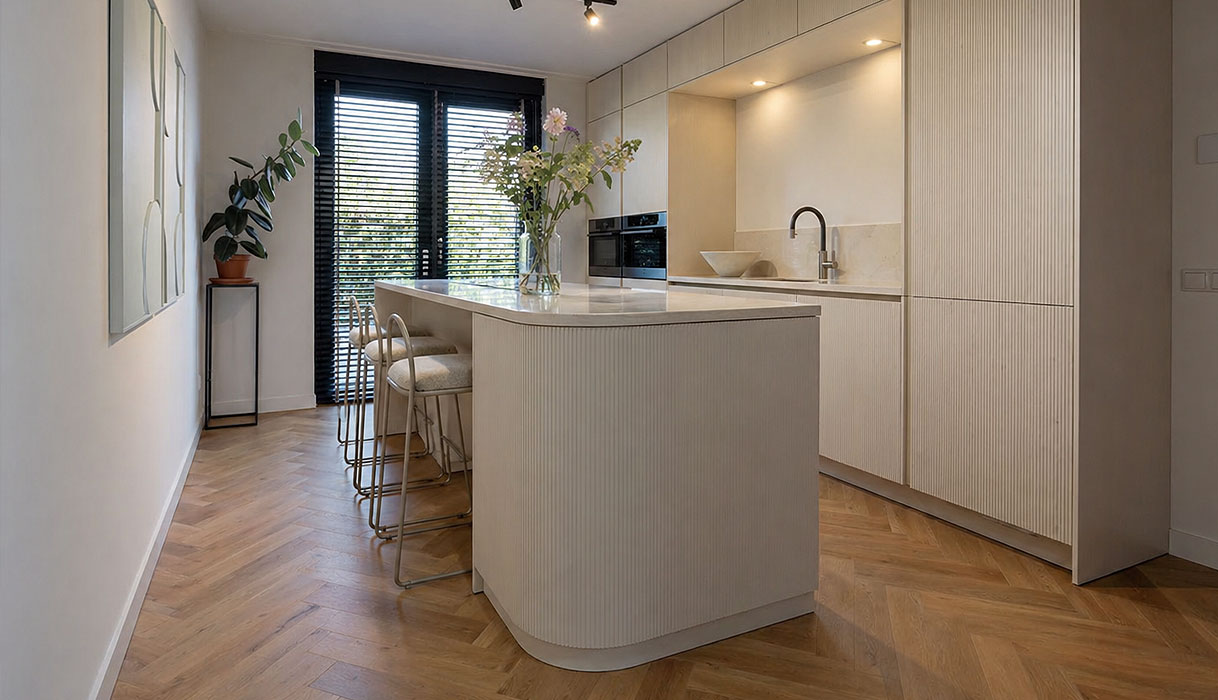 Smalle keuken met kookeiland tegenover kastenwand en lichte fronten in minimalistische opstelling