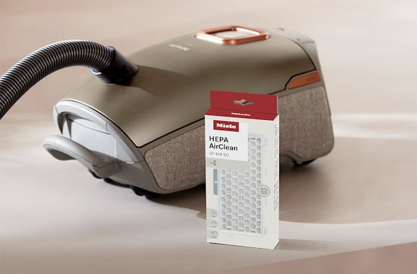 Miele sledestofzuiger met doos van HEPA AirClean SF-HA 50; voorbeeld van de juiste filter kiezen op basis van modelnummer en HEPA-certificering.