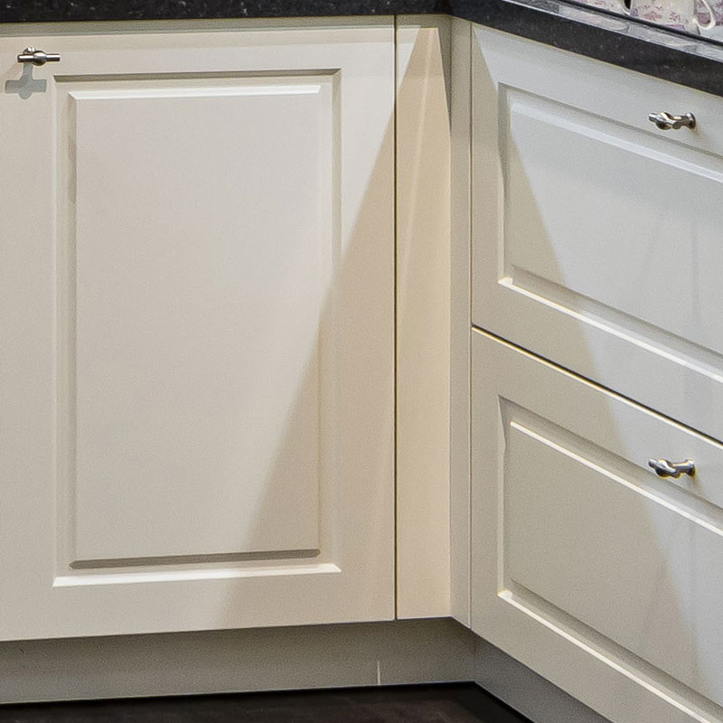 Kaderdeuren in fris wit satijnlak