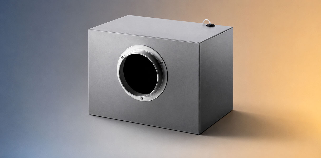Kanaalmotor als buisventilator die in het afvoerkanaal tussen de kap en uitgang zit