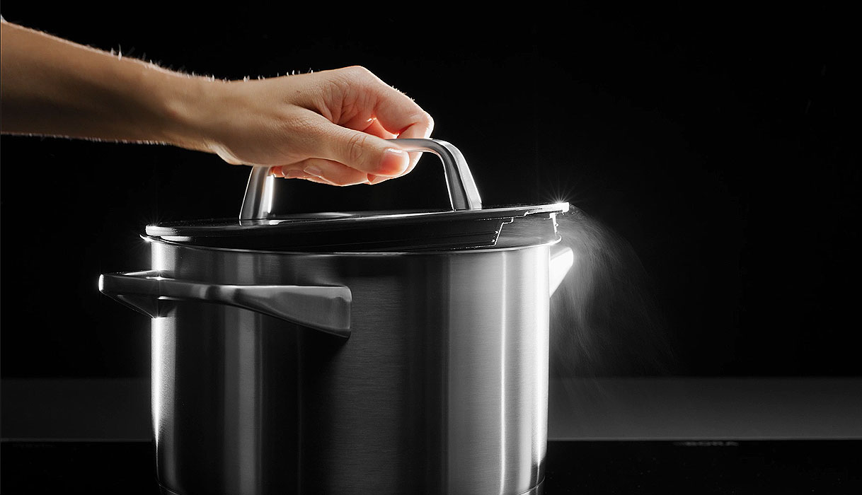 Kanteldeksel van de BORA Assist pan.