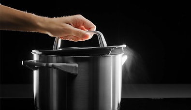 Kanteldeksel van de BORA Assist pan.