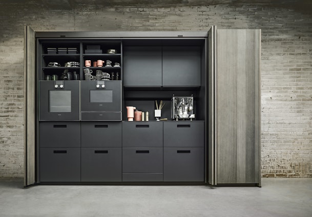 Het pocketsysteem is een multifunctionele kast met schuifdeuren.