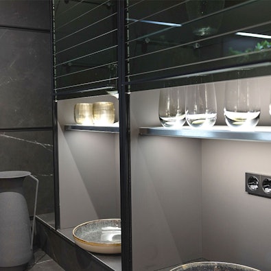 Kasten met rolluiken van rookglas