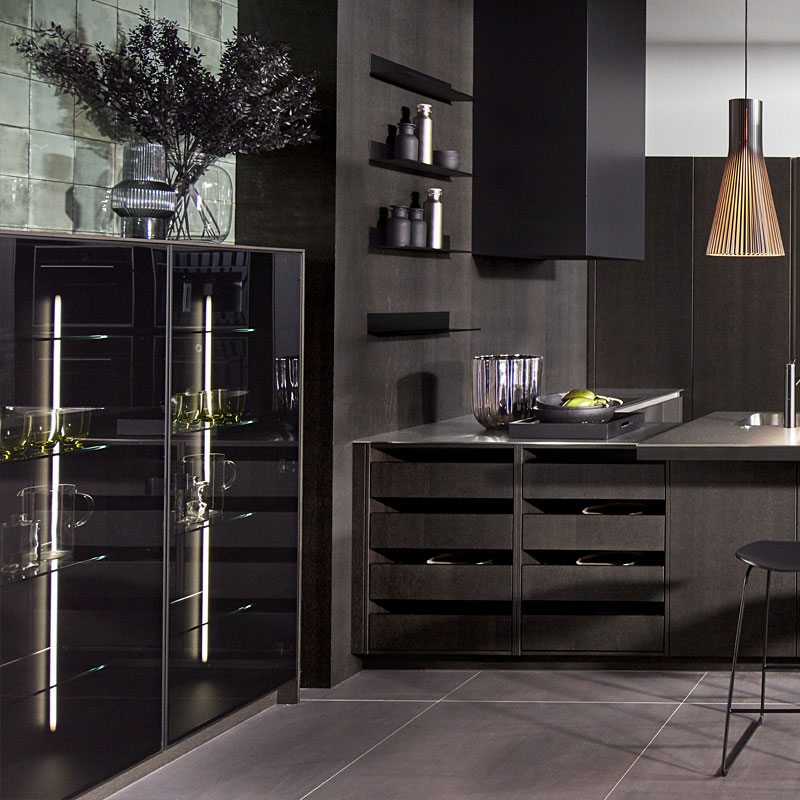 Kastenwand in zwart glas met geïntegreerde verlichting.