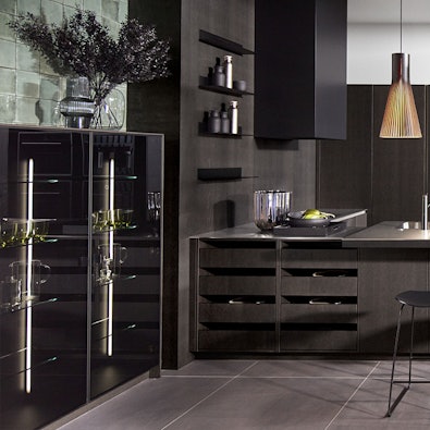 Kastenwand in zwart glas met geïntegreerde verlichting.