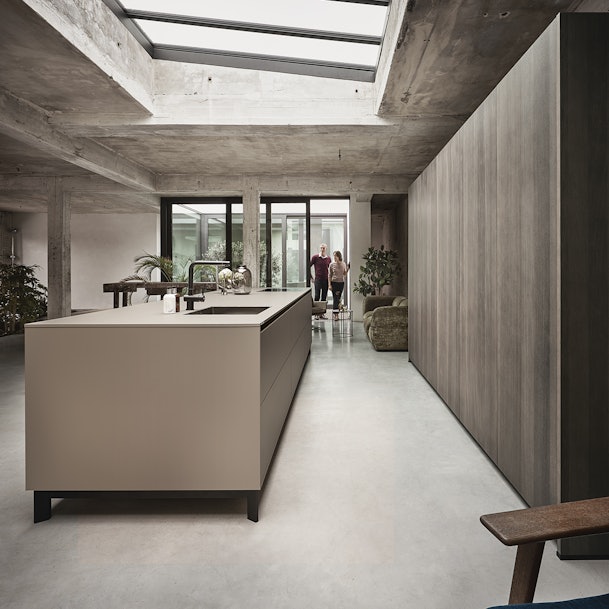 Kastenwand met gesloten vouwdeuren