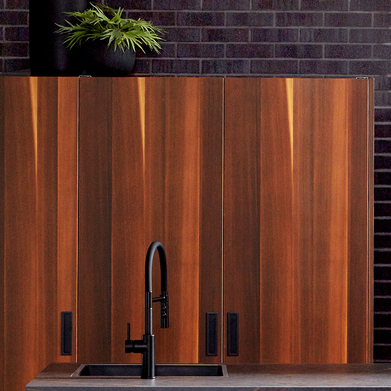 Houten keukenfronten met verticale larixstructuur