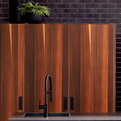 Houten keukenfronten met verticale larixstructuur