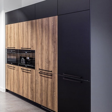 Kastenwand in notenhout en glasoptiek