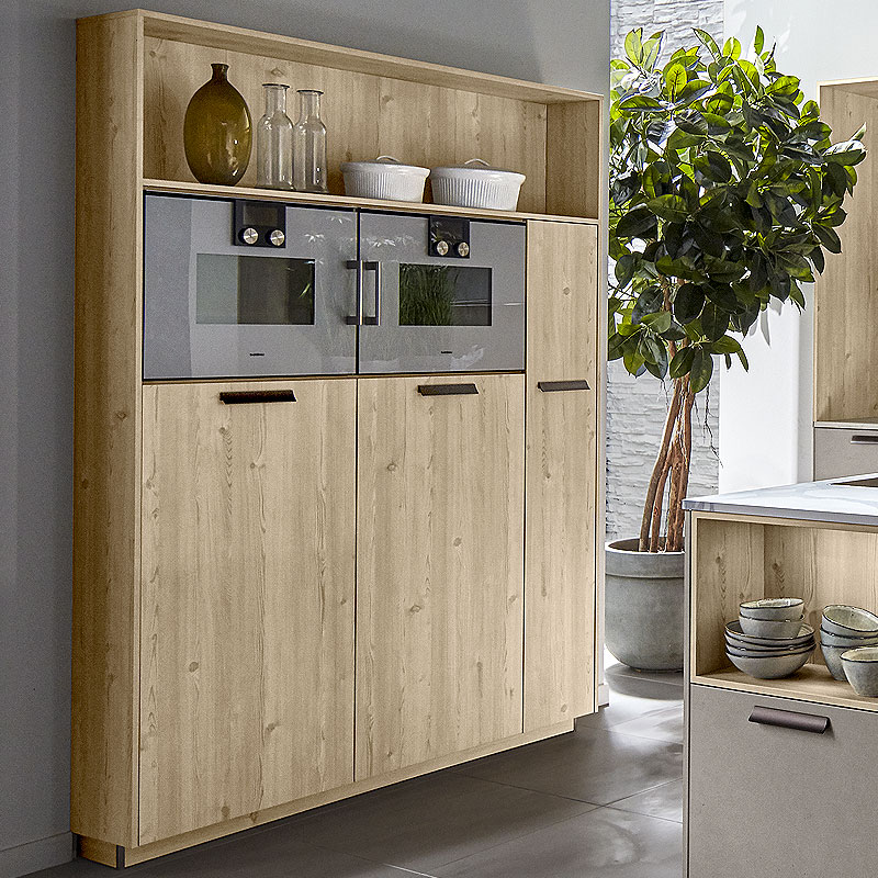 Hoge kastwand met inbouwapparatuur omlijst door larikshout.