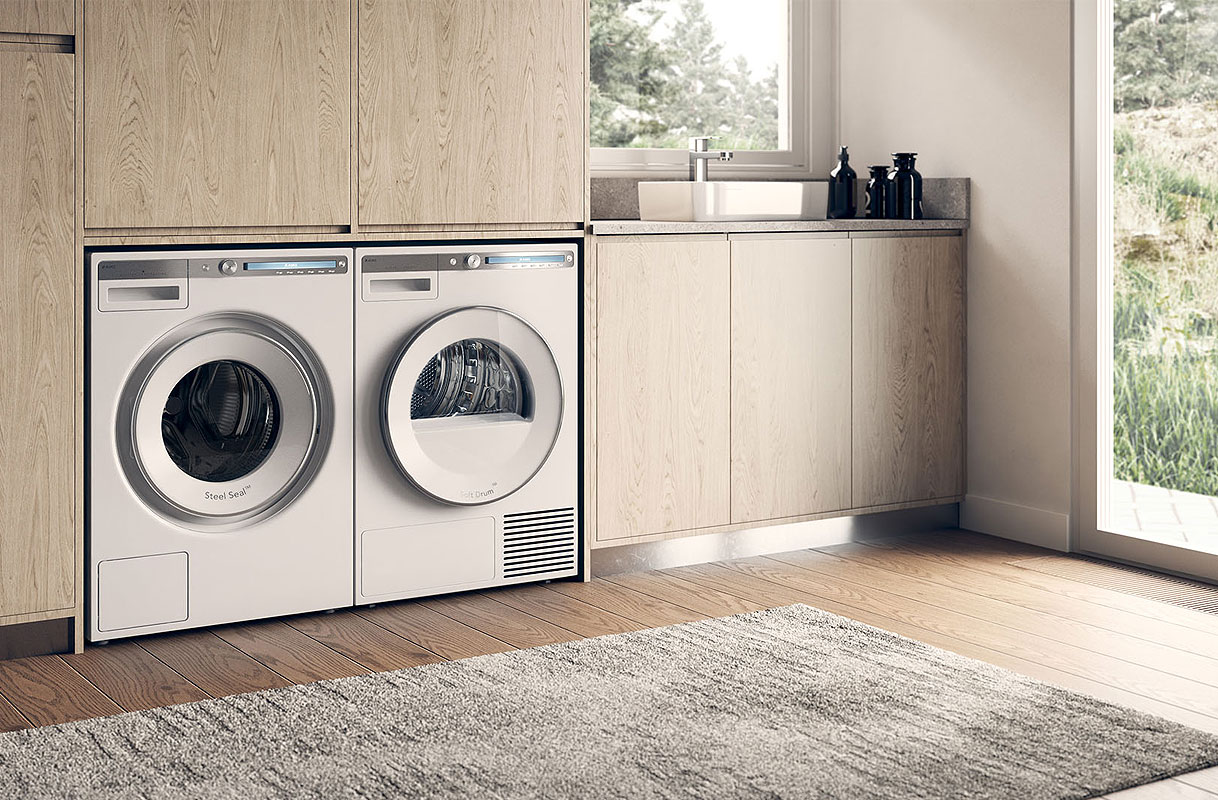 Asko wasmachine en droger geïntegreerd in lichte houten kastwand met moderne wasruimte