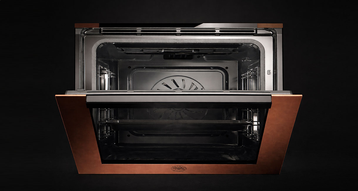 Bertazzoni magnetron in koper met open soft-motion deur en zichtbare binnenruimte met grillelement