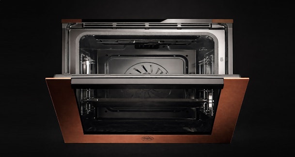 Bertazzoni magnetron in koper met open soft-motion deur en zichtbare binnenruimte met grillelement