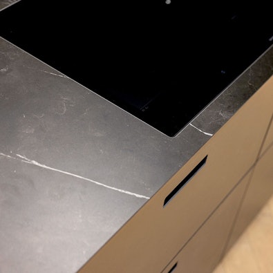 Kookeiland van keramiek in nero marmer design