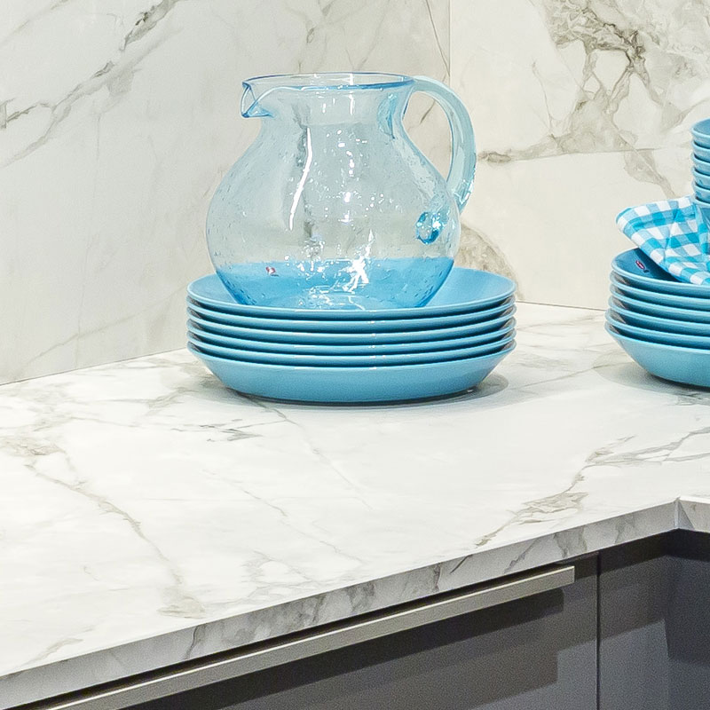 Keramiek werkblad en achterwand in een luxe marmer design