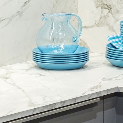 Keramiek werkblad en achterwand in een luxe marmer design