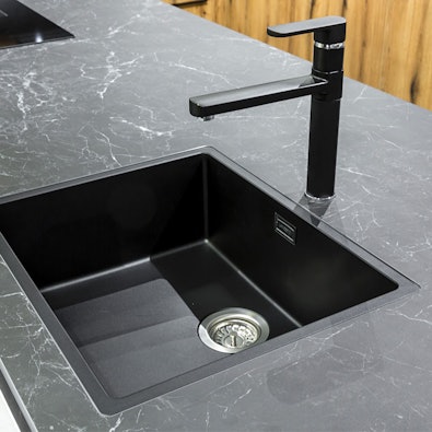 Keramiek werkblad met een zwart marmer design