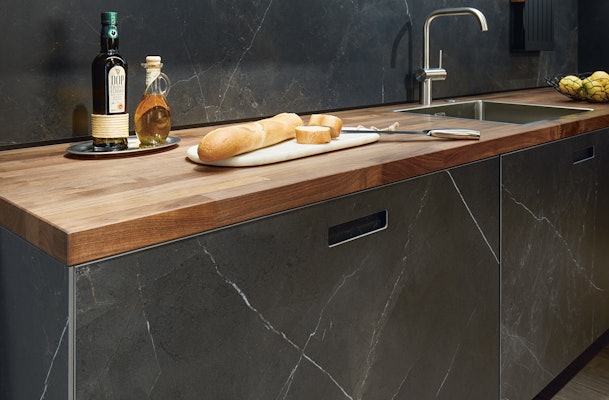 Keramisch front: next125 NX950 keuken met keramiek C2775 marmer nero imitatie