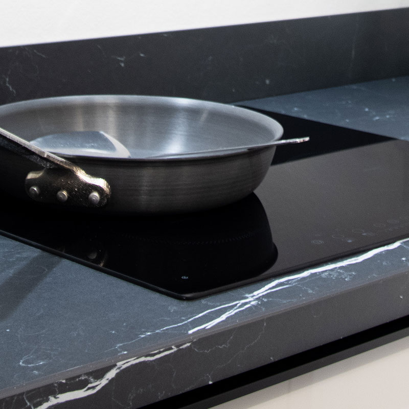 Keramische werkbladen in een zwarte marmerlook