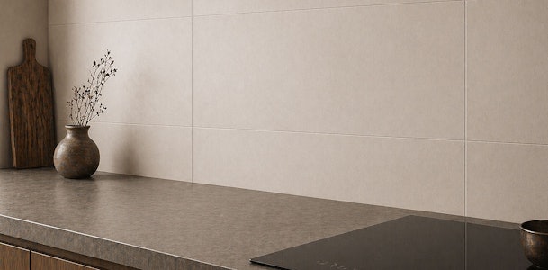 Japandi keuken met matte keramische wandtegels en donker werkblad, praktische en onderhoudsvriendelijke spatwand